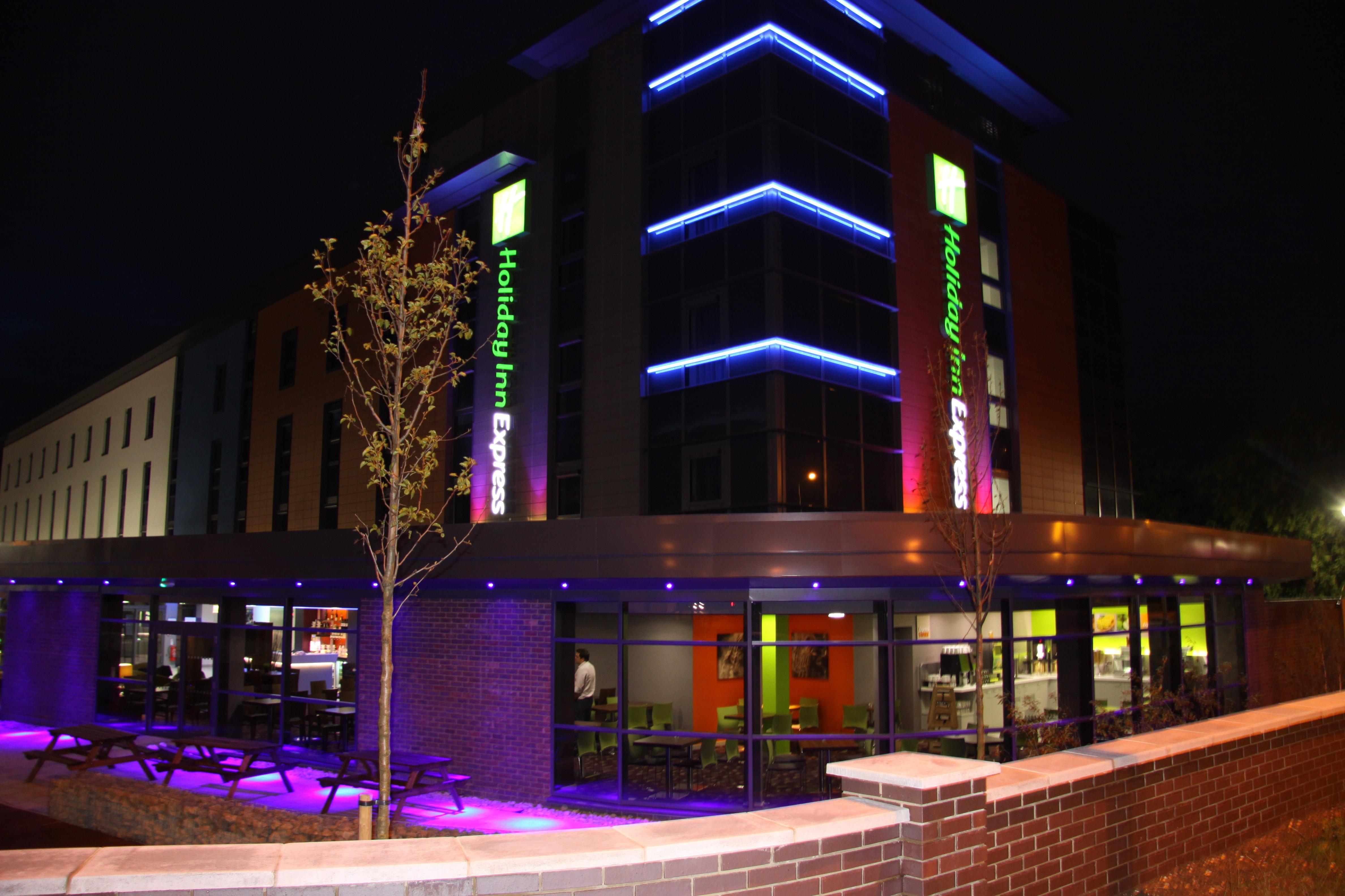 Holiday Inn Express Dunstable, An Ihg Hotel Exterior foto
