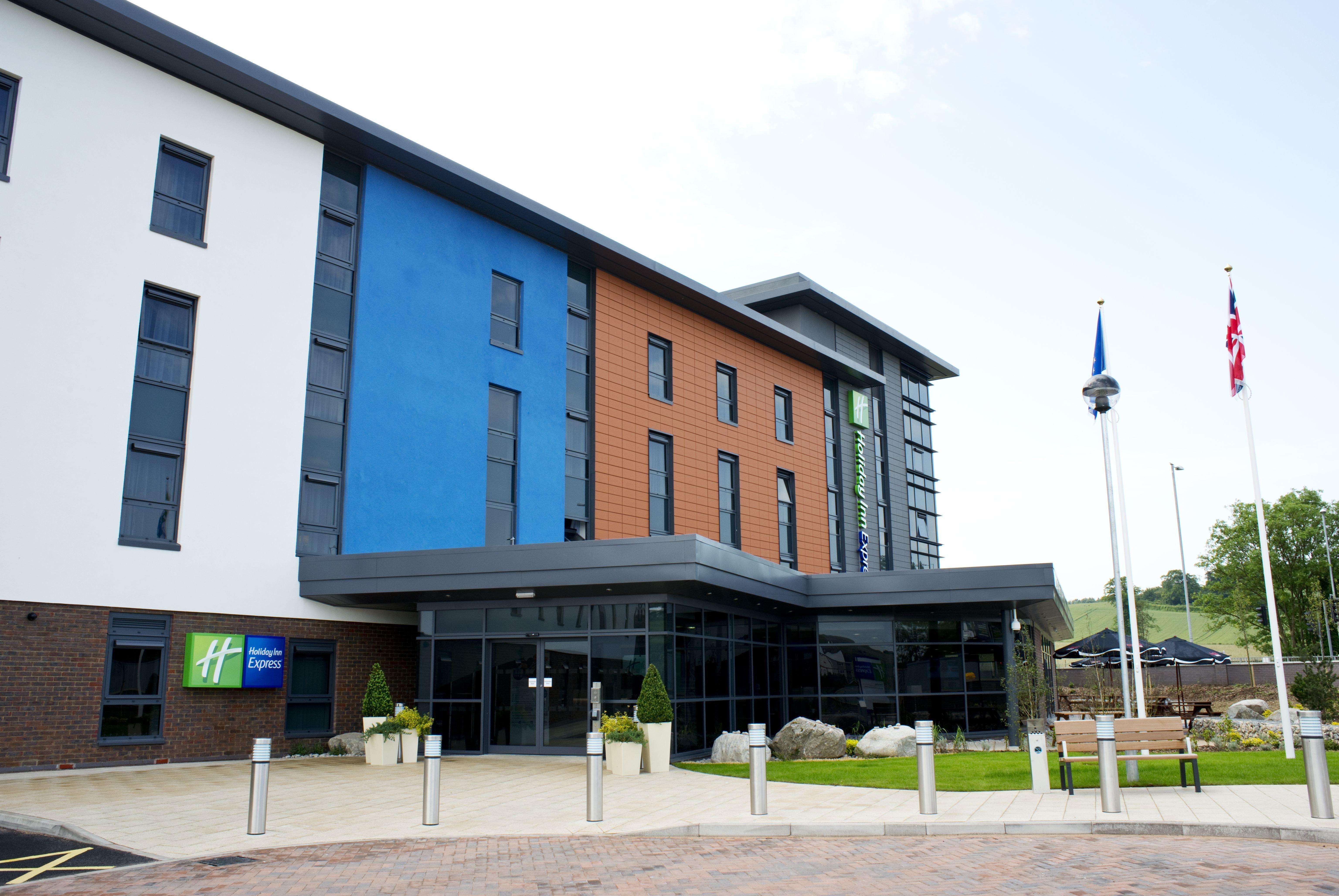 Holiday Inn Express Dunstable, An Ihg Hotel Exterior foto