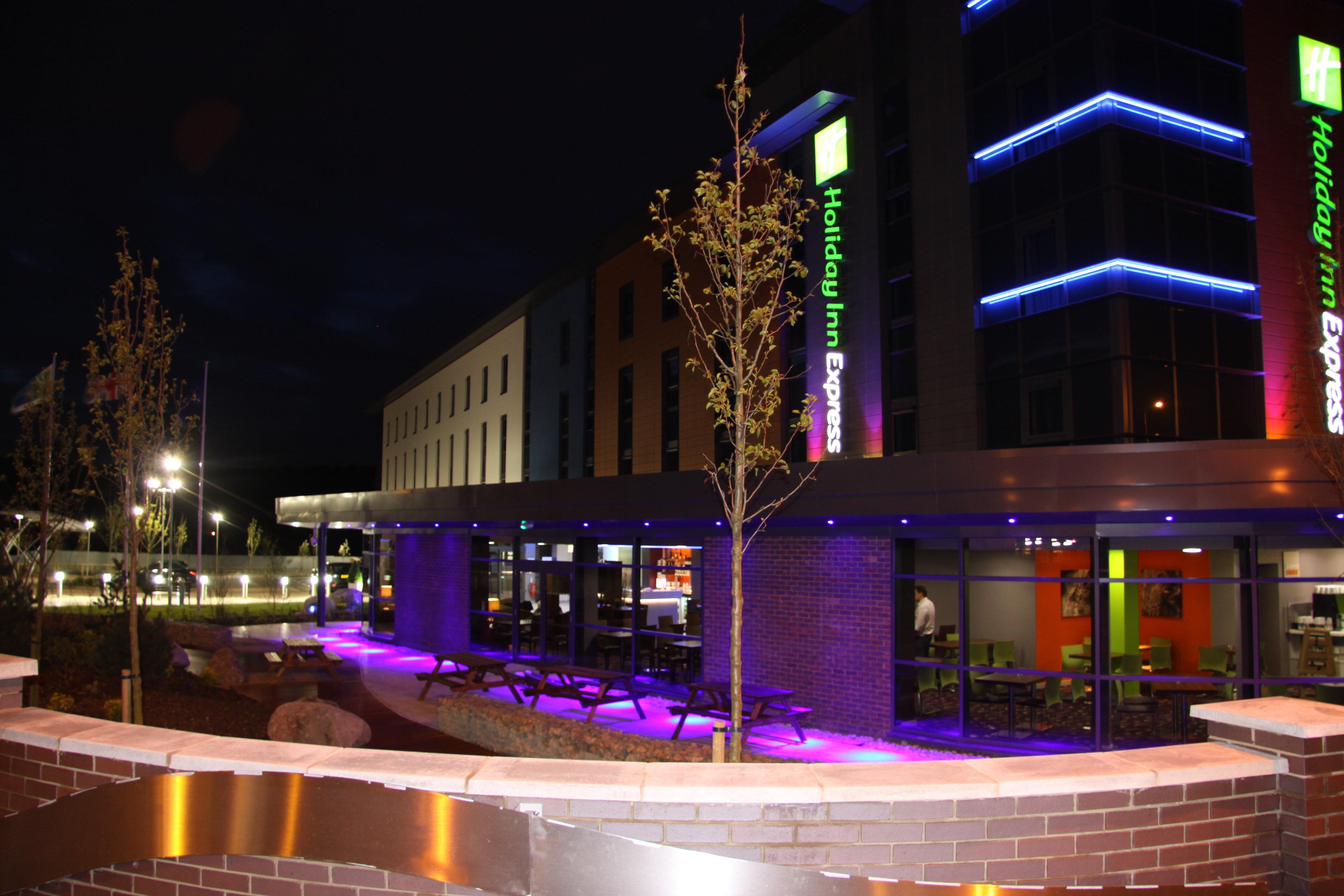 Holiday Inn Express Dunstable, An Ihg Hotel Exterior foto