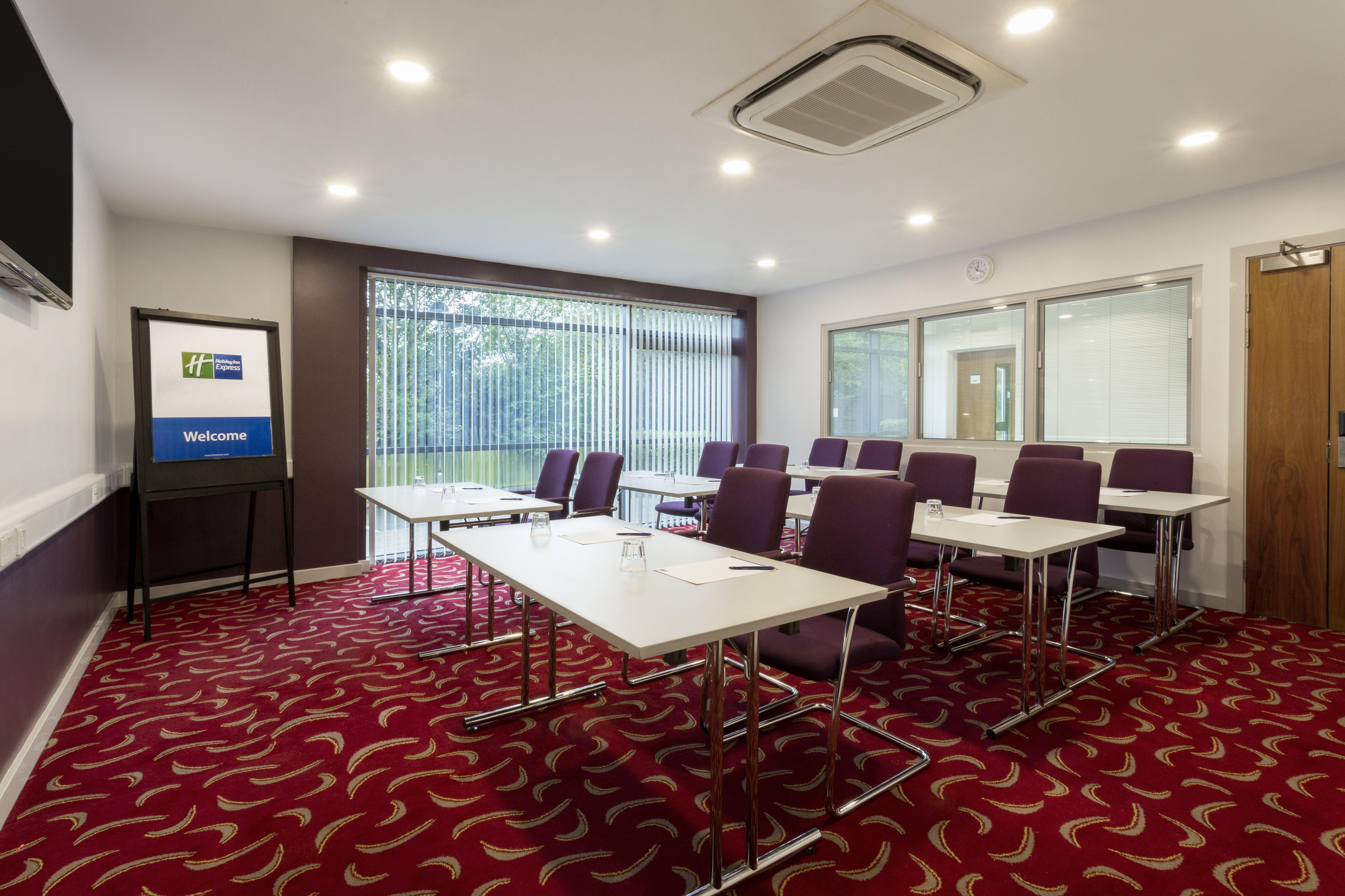 Holiday Inn Express Dunstable, An Ihg Hotel Exterior foto